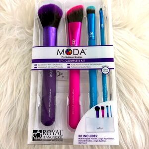 💝NIB Moda makeup brushes💝